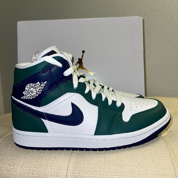 Air Jordan Mid SE dark green and navy women’s size 6
